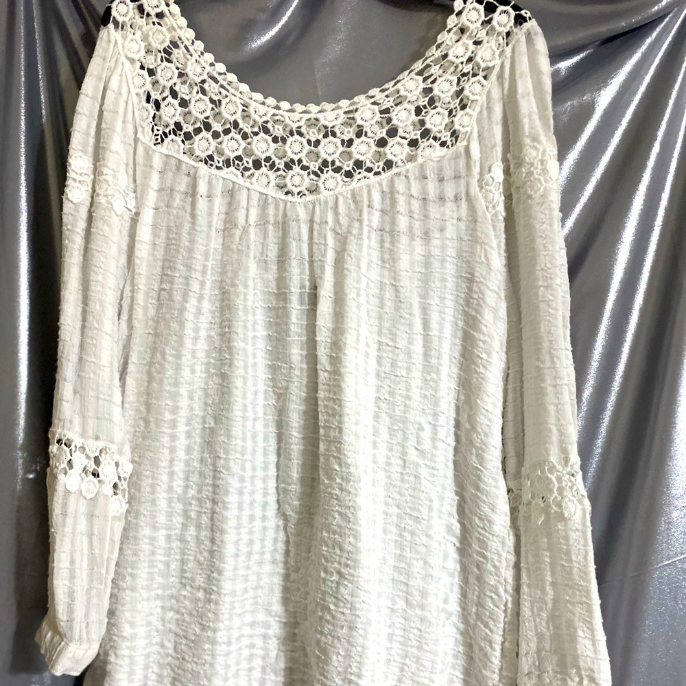 REDUCED!! Nice white blouse. Size Large